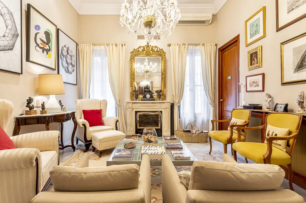 Salón principal de Villa Paula con la chimenea encendida