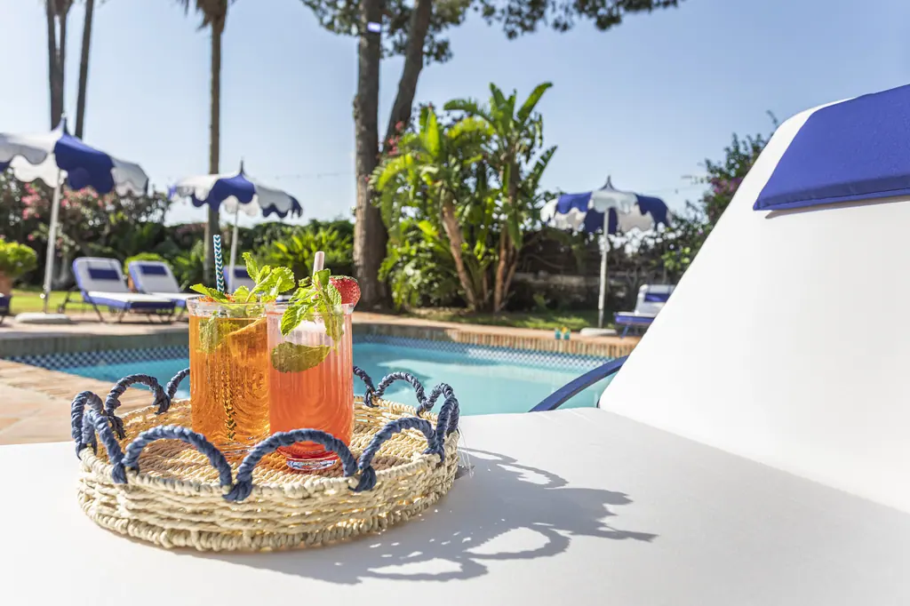 Bebidas al borde de la piscina de Villa Paula, Valencia