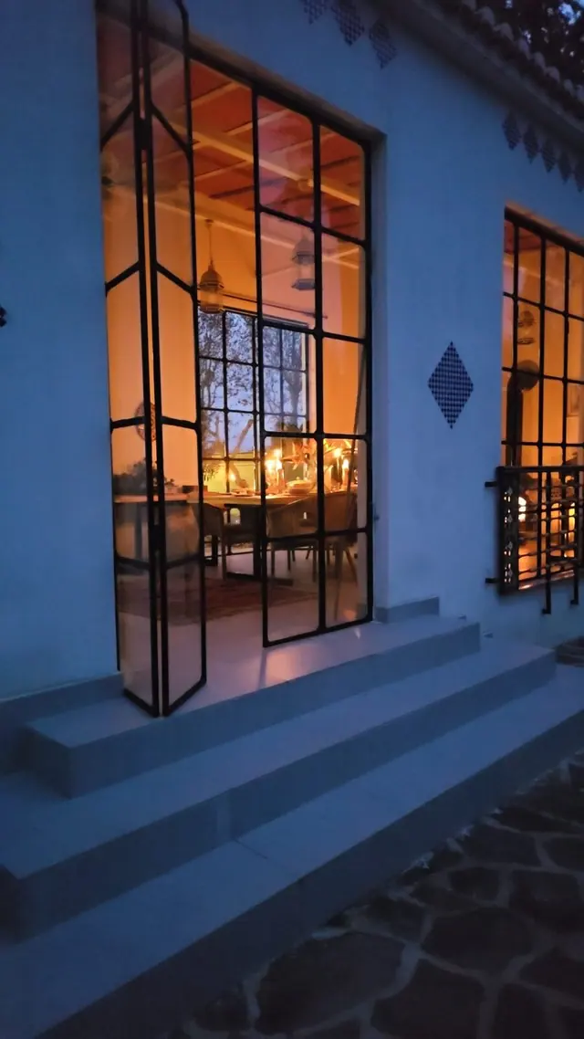 Cenador de Villa Paula iluminado de noche