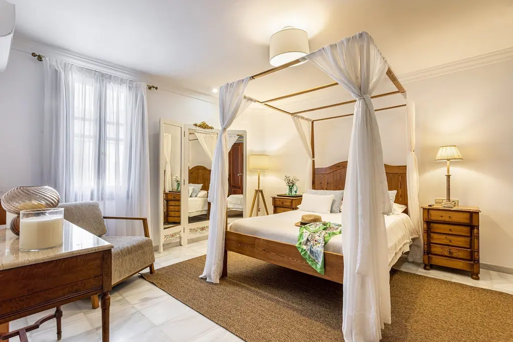 Habitación blanca de Villa Paula, con cama de dosel