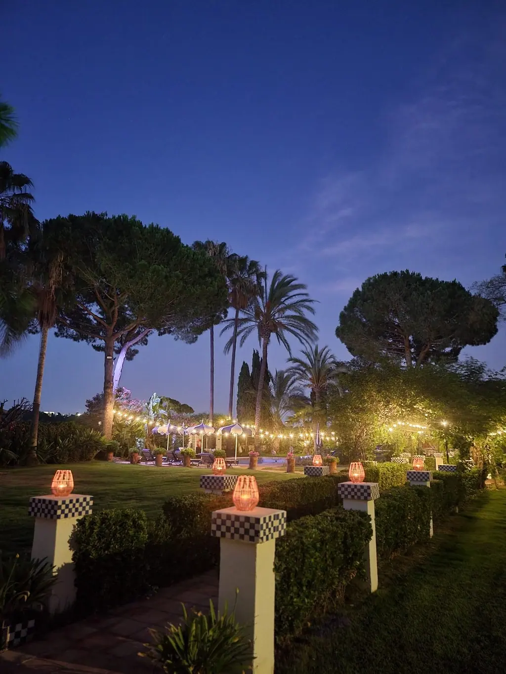 Jardín de Villa Paula iluminado con faroles al anochecer, Valencia