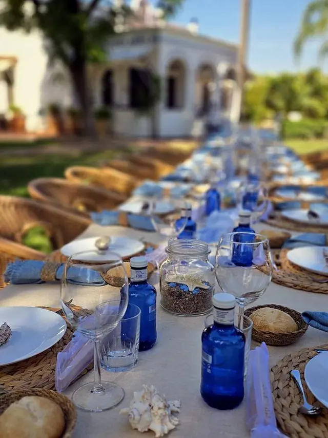 Mesa larga en el jardín de Villa Paula, Valencia