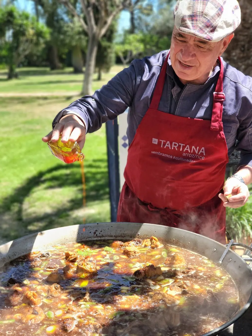 Azafrán en hebras sobre una paella en el jardín de Villa Paula