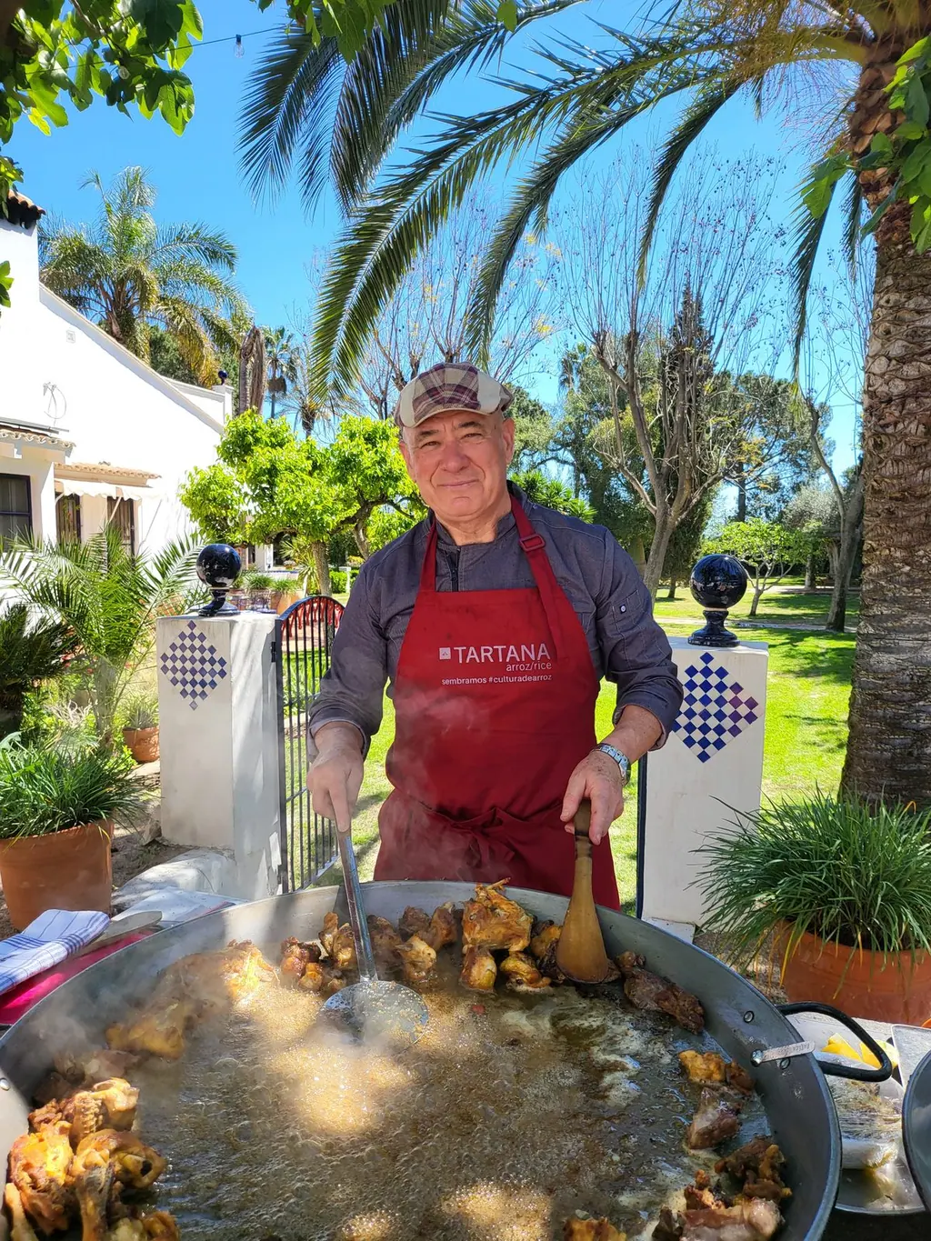 Paella al fuego de leña en el jardín de Villa Paula, Valencia