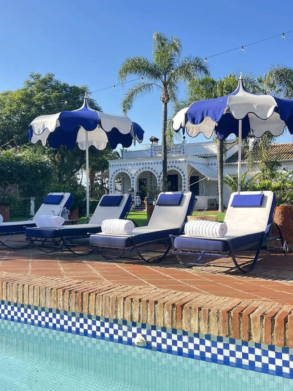 Piscina privada de Villa Paula, con el damero cobalto y blanco en la línea de agua