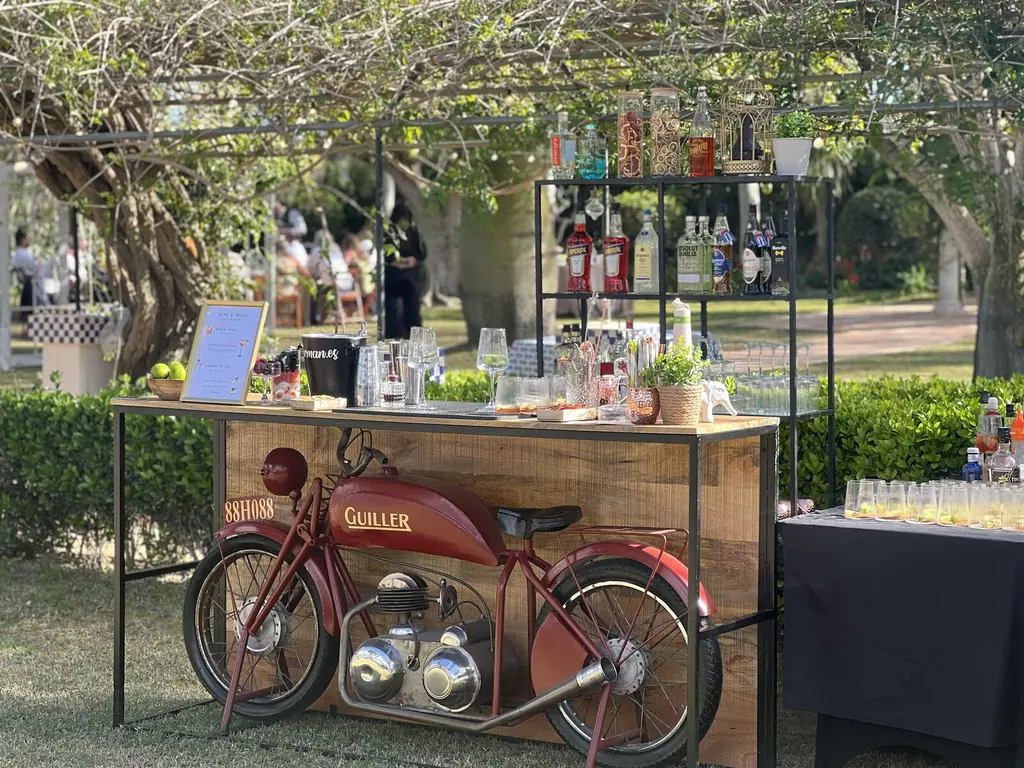 Barra de cócteles montada en el jardín de Villa Paula para una celebración, Valencia