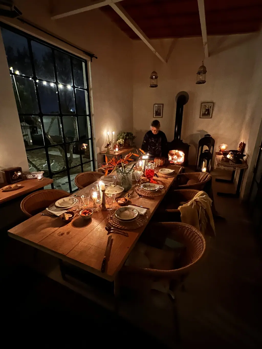 Cenador cerrado de Villa Paula con la mesa puesta de noche