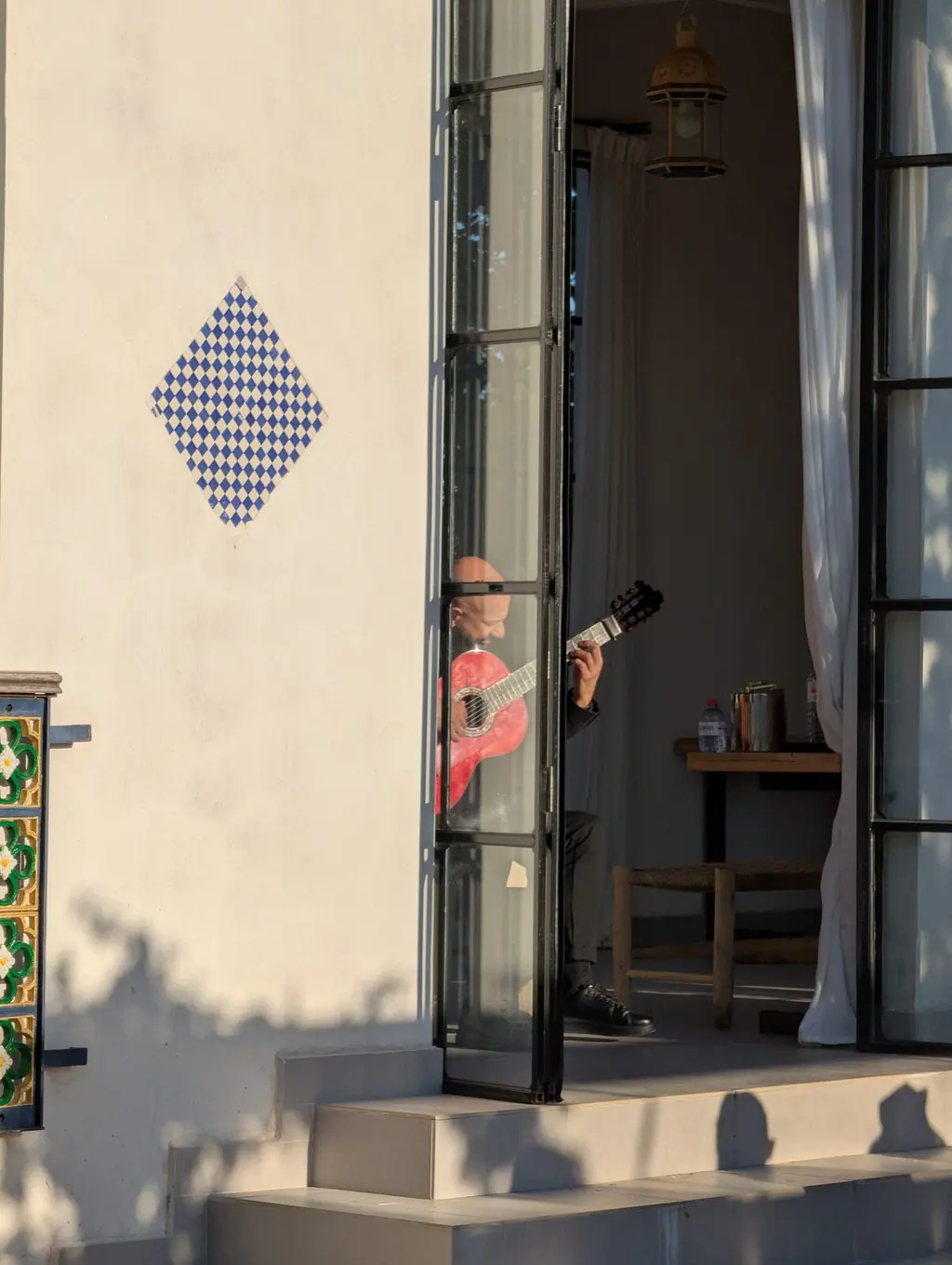 Guitarrista flamenco tocando en Villa Paula, Valencia
