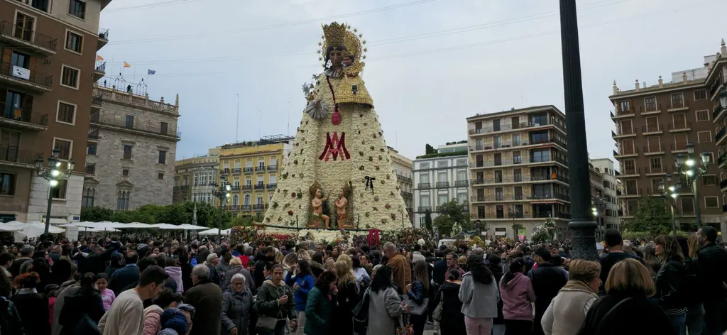 Ofrenda floral a la Virgen de los Desamparados durante las Fallas de Valencia