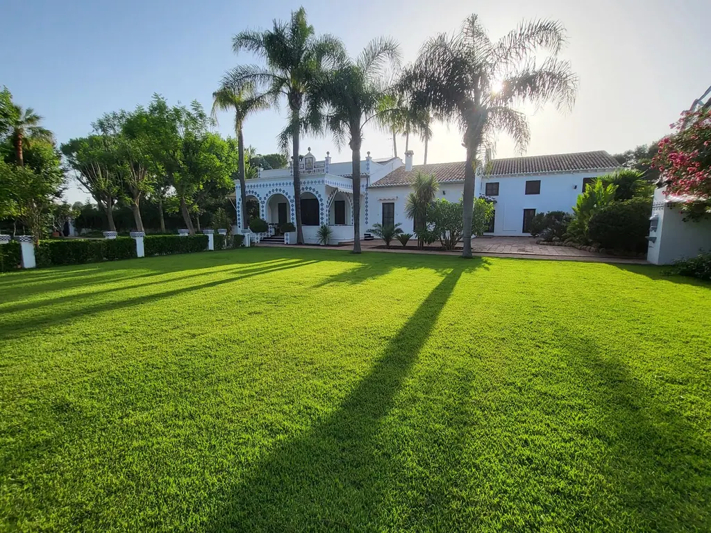 Fachada de Villa Paula desde el jardín