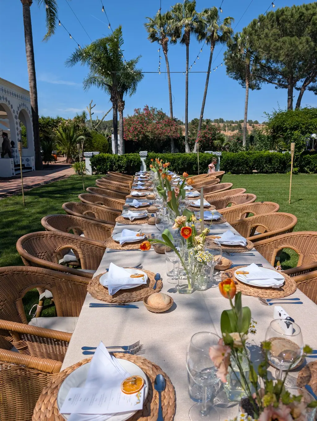 Mesa larga puesta en el jardín de Villa Paula para un reencuentro