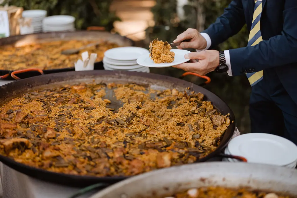 Paella preparada para un equipo en el jardín de Villa Paula