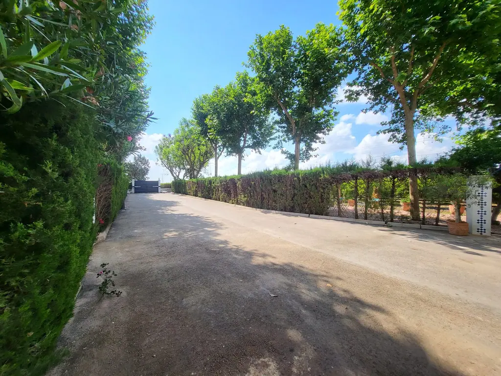 Calle interior asfaltada de Villa Paula, de cien metros por doce, con sitio para veinte vehículos