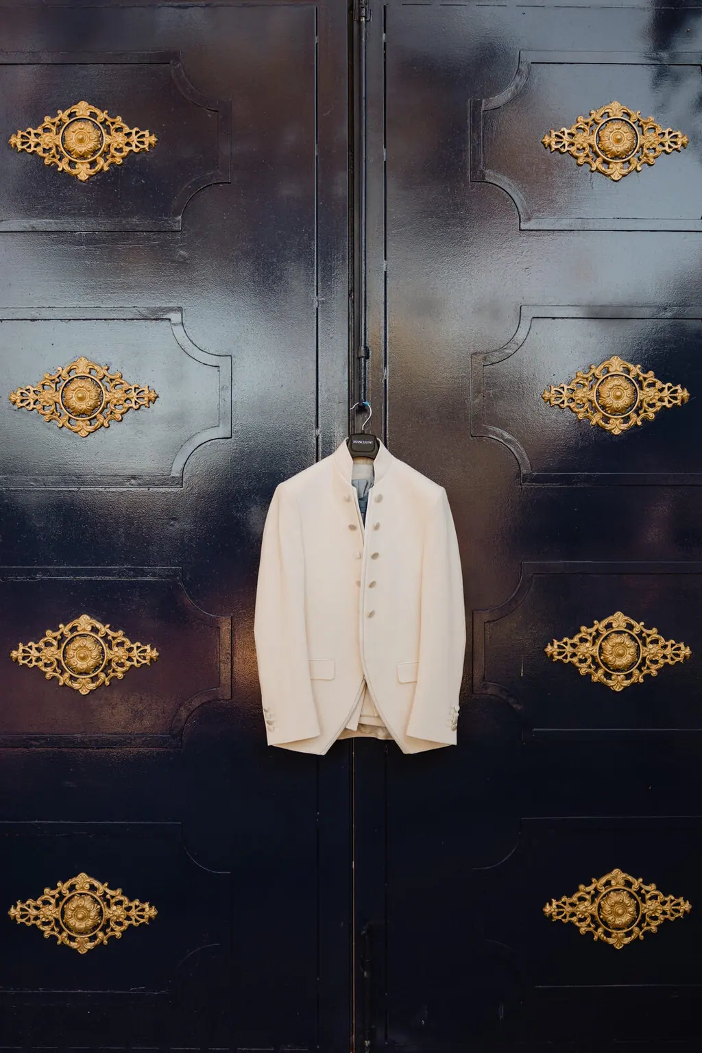Chaqueta preparada en una puerta antigua de Villa Paula antes de una celebración